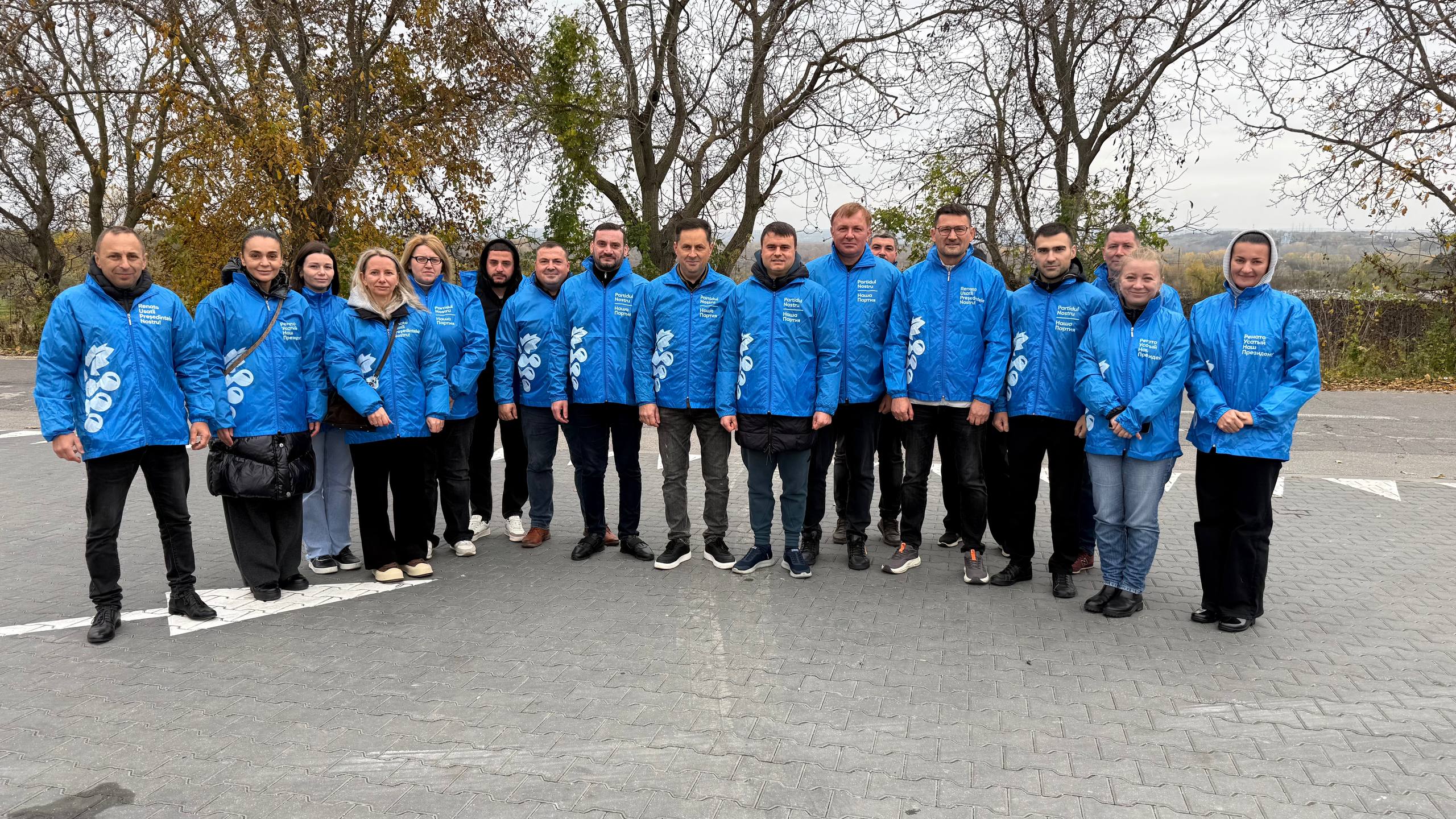 (FOTO) Echipa Partidului Nostru, alături de locuitorii din Costești, în ultima zi de campanie